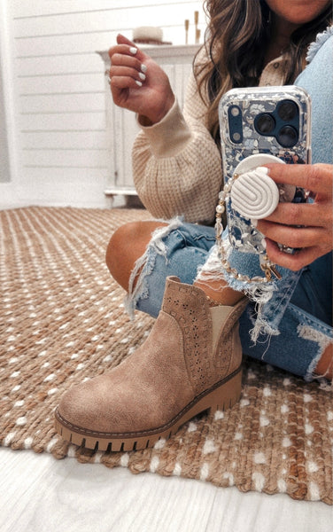 Very G Aryana Boots in Beige
